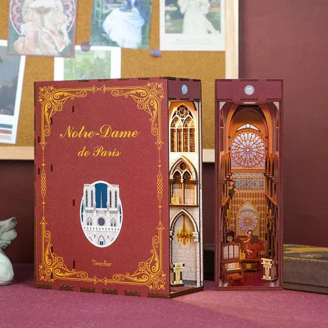 Notre Dame Temalı Kendin Yap Kitaplık Dekoru